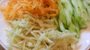 Салат из пекинской капусты с яблоком, огурцом и морковью