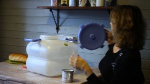 Емкость для воды на даче или загородном доме. Бидон из пищевого пластика 30 литров.