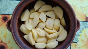 Картофель с овощами в горшочке