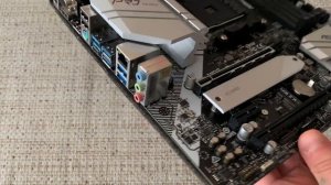 Распаковка материнской платы ASRock B550M Pro 4