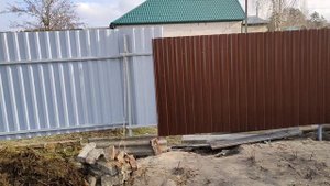 Забор из металлопрофиля. Конечный вариант, без самого монтажа. Сравнение заборов.