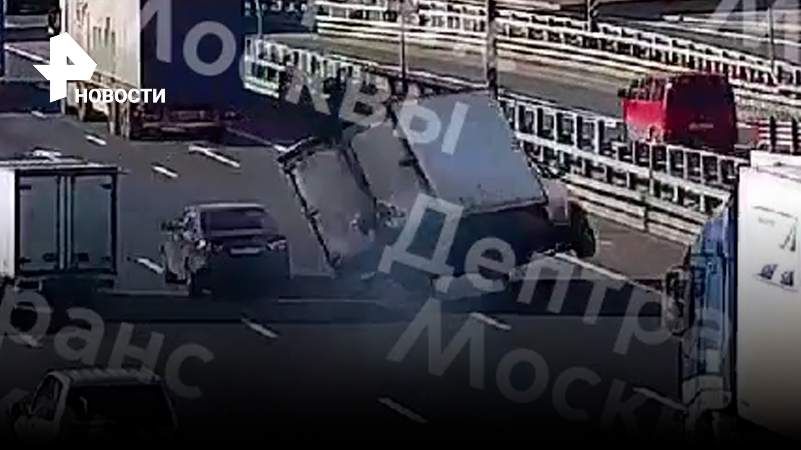 Машина и грузовик не поделили полосу на МКАД / РЕН Новости