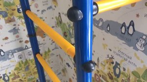 Синяя шведская стенка. Крепление к стене