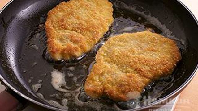 Отбивная из свинины в панировочных сухарях