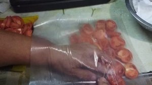 Вакууматор KT-1509-1 хорошо помогает томаты упаковать для заморозки. Осваиваю новый бытовой прибор.