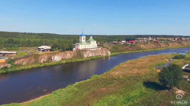 Село Слобода с высоты. Церковь Георгия Победоносца (Свердловская область)