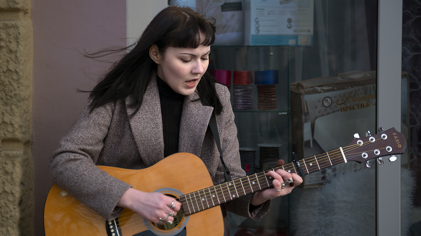 Ейск. Улица. Молодые  гитаристы.  Yeisk.  Young guitarists. смотреть онлайн