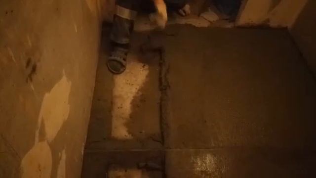 Как залить пол грубым ровнителем.Стяжка пола. смотреть онлайн