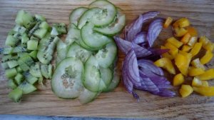 Салат с кускусом, киви и овощами