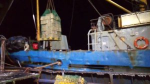 Работа в море, перегруз продукции.
