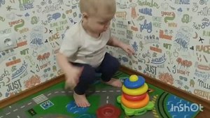 Развитие малыша в 1 год 8 месяцев, собираем пирамидку в 1,8