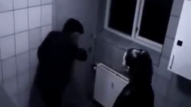 В Англии в одном из ночных клубов, камера в мужском туалете зафиксировала, как выпившая девушка при смотреть онлайн