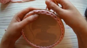 Обвязка круглого деревянного донышка трикотажной пряжей