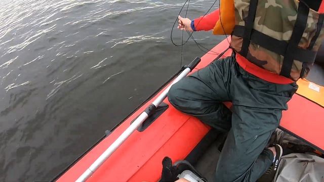 Рыбалка по сому. Учу новичка ловить сомиков! смотреть онлайн