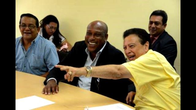 Hernan Medford- Polémica conferencia de prensa durante presentación en Honduras смотреть онлайн