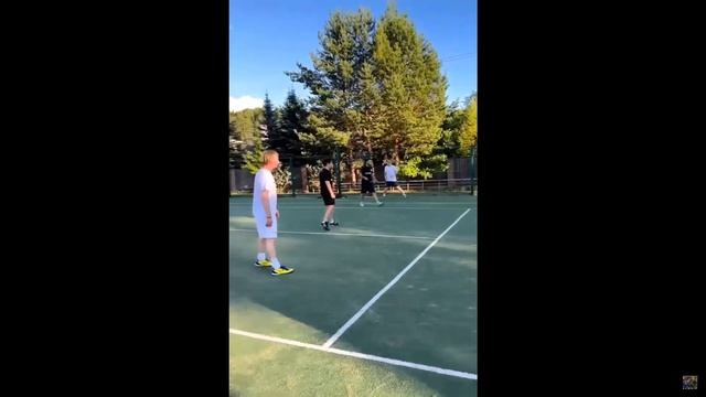 ПЛЮЩЕНКО ИГРАЕТ ФУТБОЛ С БРОУКАМИ смотреть онлайн