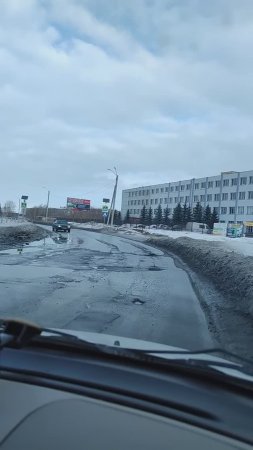 Пришла весна, ямы на дорогах оттаяли