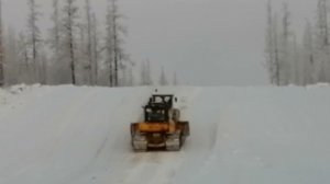 бульдозер толкает каток в гору