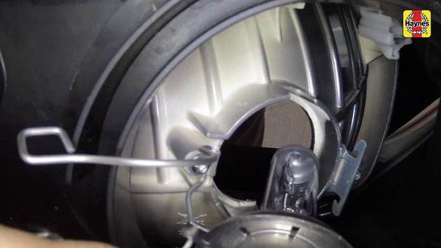 How to Replace the headlight bulbs on the Volkswagen Caddy 2004 to 2015 смотреть онлайн