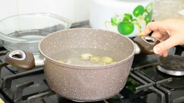 Цезарь с курицей салат с сухариками.