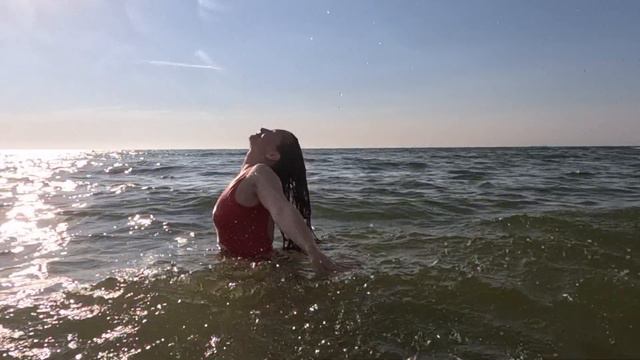 Обнаружена русалка в Балтийском море.:))) Игру мокрых волос запечатлила action camera.