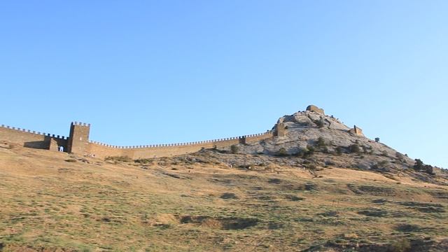 Крепостная стена в Генуэзской  крепости. Путешествия по Крыму. Судак