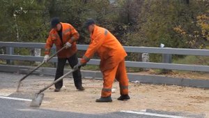 Самосвал с песком опрокинулся при съезде на Варшавское шоссе 14 10 15