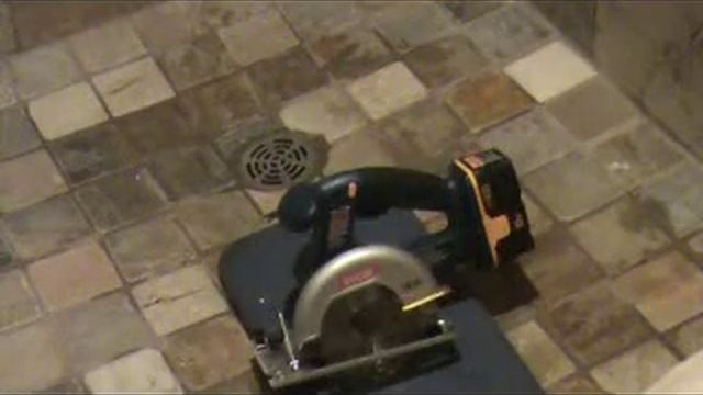 Using a Ryobi battery operated power saw смотреть онлайн
