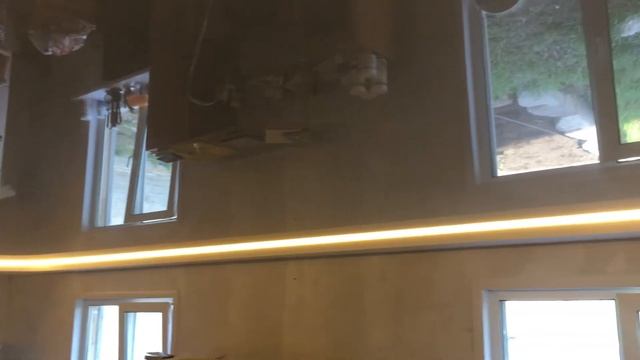 Двухуровневый натяжной потолок с подсветкой между уровнями. смотреть онлайн