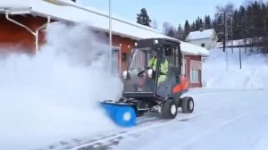 Райдер Husqvarna P 525D с кабиной и щеткой в работе