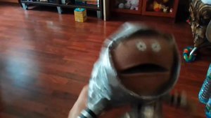 Чупакабра из рекламы Чупа чупса показывает как он одевается