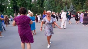 ЗА ДНЕСТРОМ ТУМАНЫ НИЗКИЕ! ТАНЦЫ В ПАРКЕ ГОРЬКОГО ХАРЬКОВ МИРНЫЙ.mp4