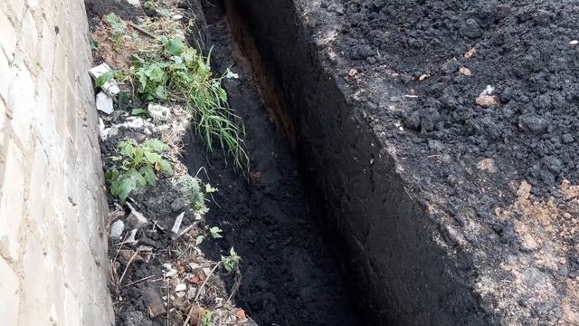 КОПАЮ ТРАНШЕЮ СВОИМИ РУКАМИ! БУДЕМ ПРОВОДИТЬ ВОДУ В САРАЙ...ОТЧЁТ ПО СТРОИТЕЛЬСТВУ.
