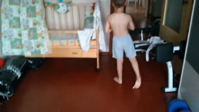 Силовая тренировка ребёнка 6 лет (Турник, отжимания, пресс).