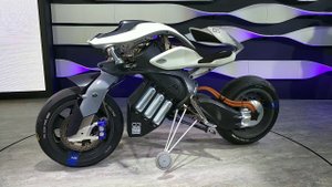 Мотоцикл Yamaha который сам держит равновесие и не падает!