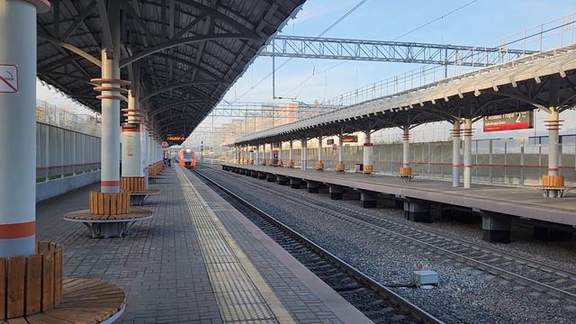 Москва. МЦК. Станция Соколиная гора. Прибытие поезда. Октябрь 2022 года.