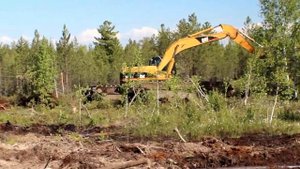 Болотный экскаватор амфибия ломает лес, идет по болоту Нижневартовск 2013г