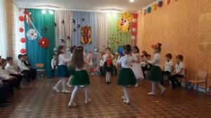 Танец девочек 8 марта, старшая группа
