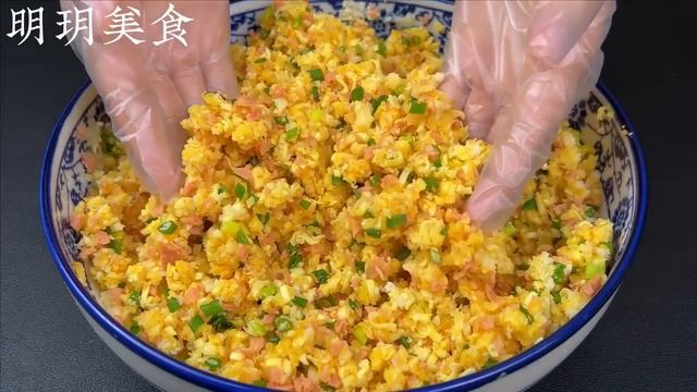 把方便面和饅頭丟入絞肉機中，出鍋瞬間變美食，真是大開眼界了，超解饞 instant noodles,and,Steamed bun,drop in,in the meat grinder,yummy