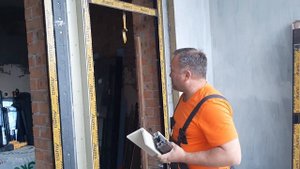 Монтаж окна в плоскость утеплителя с применением пултрузионного профиля.
