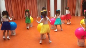 Танцевальная композиция "Весёлые фитболы"