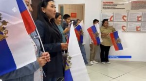 Торжественная выдача паспортов 14-летним гражданам на День флага в МФЦ Якутии.