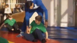 САМБО - Урок: падение на правый бок В НАЧАЛЬНОЙ ШКОЛЕ [ЧАСТЬ 7]