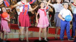 혼자 단발머리에 흰 양말…리설주가 '토닥토닥' 이 소녀 누굴까/ 연합뉴스 (Yonhapnews)