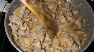 Тушеная картошка с печенью! Еще один идея вкусного обеда или ужина