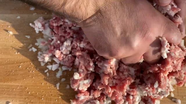 Вкусные люля кебаб и салат «Мангал» с дымком / Готовим в лесу смотреть онлайн