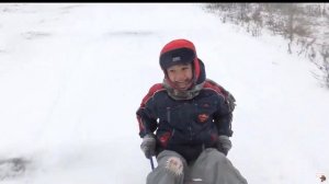 Зимние забавы.  Снег. Катание на санках. Дети.