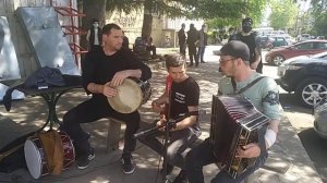Грузия. г. Самтредиа. 28 апреля 2021 г. Уличный бенд исполняет этнофольклор.