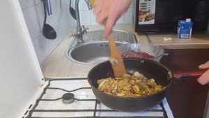 Тушеная куриная печень с шампиньонами в сливочном соусе: универсальная закуска