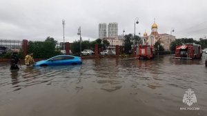 ПОЖАРНЫЕ ВЛАДИВОСТОКА ЭВАКУИРУЮТ АВТОМОБИЛИ С ПОДТОПЛЕННЫХ ДОРОГ